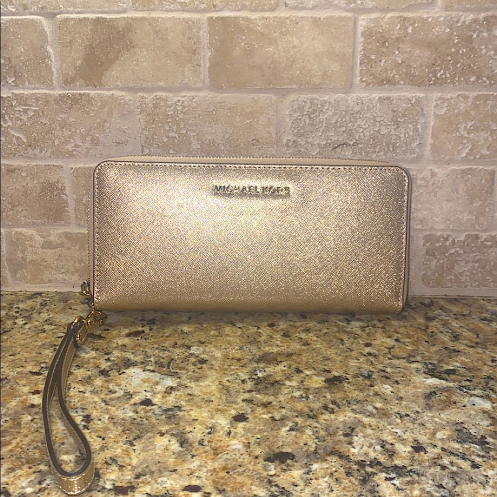 Michael Kors Gold-Tone Jet Set Continental Multifunction Phone Wallet